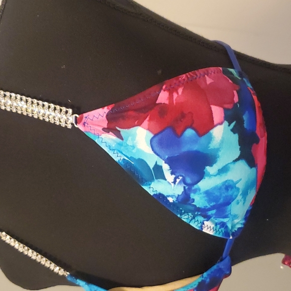 Posing bikini for fitness competition - Picture 4 of 4